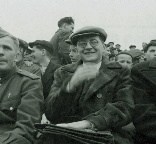 Dmitri Schostakowitsch im Fußballstadion, 1942