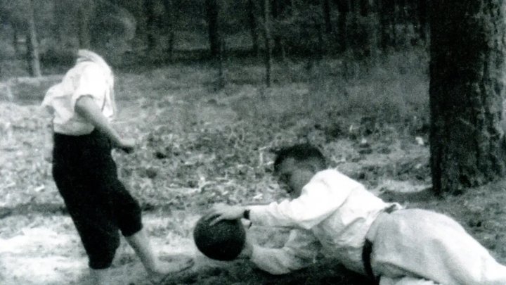 Dmitri Schostakowitsch spielt Fußball mit seinem Sohn Maxim